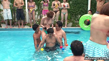 Troie asiatiche con culo magro si divertono in piscina