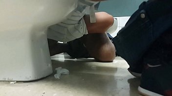 Chico mamando en toilette de terminal / Guy sucer et se branler