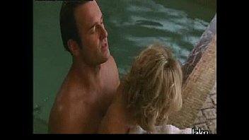 Kelly Carlson scène de sexe humide dans la piscine couverte