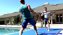 Спортивные спортсмены трахают в задницу у бассейна
