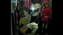 Jamaikaner saugen in der Öffentlichkeit
