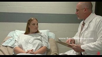 Paciente com mamas grandes amarradas com corda