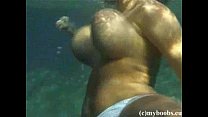 Грудастая лесбиянка под водой