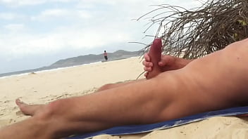 Дрочка на нудистском пляже для сексуальной бегуны