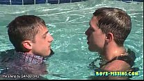 クリスとライアンはプールで犯されて小便をします