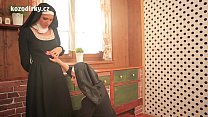 Zwei sexy katholische Nonnen, die zusammen in der lesbischen Note beten