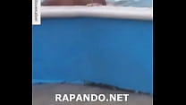 Casal dominicano fodendo se barbeando em uma piscina em Plena Via Publica