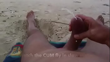Polla curva paja y semen en playa nudista