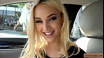 Séduisante teen blonde hottie auto-stop et se fait pilonner