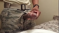 Черный солдат дрочит в ванной
