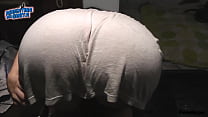 Ultra Round Ass Teen mit ihrem Kleid in ihrem Arsch. Schöne Cameltoe in engen Leggi