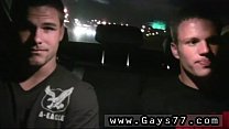 Sem-teto quebrou pornografia gay para garotos. Disse a Jimmy para trabalhar em seu apito de boi