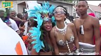 Rihanna Twerking e scuotendo i suoi bottini sexy in pubblico