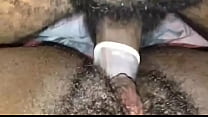 buceta de ébano sendo fodida por um negro pendurado