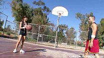 Горячая азиатская телочка трахает своего тренера по баскетболу