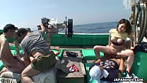 Putas asiáticas folladas en un barco de pesca