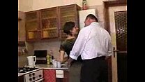 Stiefvater und Tochter in der Küche