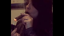 mulher do instagram fumando charuto