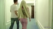 Estrela do pornô transa com um jovem fã logo após a feira no hotel