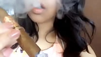 Fumo di Instagram donna (sigaro fumare donna)