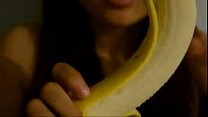 Große asiatische Lippen um eine große Banane - DamnCam.net