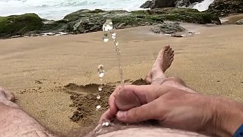 fazer xixi sozinho em uma praia de nudismo