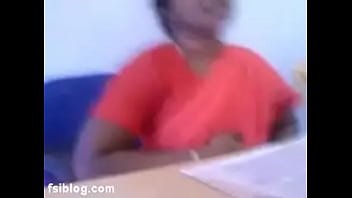 Senhora de escritório do sul da Índia mostra seios para colegas de trabalho