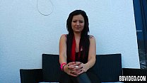 Татуированная немецкая милашка мастурбирует игрушкой ее пизду