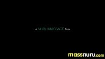 Japanische Masseurin gibt eine Massage mit umfassendem Service 29