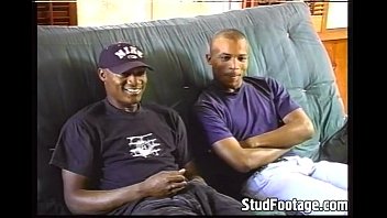 2 schwarze Jungs ficken auf der Couch