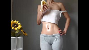 フィットネスの女の子は彼女の完璧な体を示しています-vanicams.com