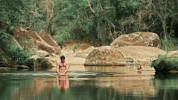 Klebber Toledo sin ropa en el río en "Eta Mundo Bom"