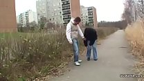 Молодой парень соблазняет бездомную милфу м. трахаться с ним
