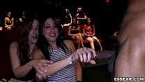 Meninas com tesão curtindo festa de stripper masculino
