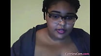 Ebony BBW masturba la figa rosa davanti alla webcam