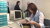 Japanische Babe wird im Büro gefickt