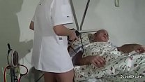 看護師は病院で性交で年配の患者を助けます