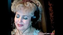 Esposa russa madura loira tímida se masturbando na webcam