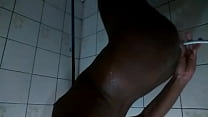 シャワーでお尻を掃除する男