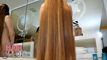 Loira peituda nua com cabelo comprido Milf Leona Shampoo Frente