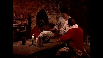 Heiße Dienerin in einer Taverne von zwei Wachen des Königs gefickt