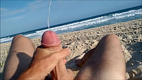 мастурбирует на пляже