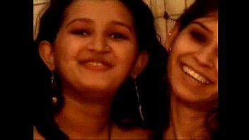 Amateur indische Lesben Desi haben schmutzigen Sex mit Strapons
