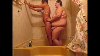 Hot Sissy fickt Freundin in Dusche & Creampie ihre fette Muschi