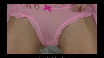 Sexy jeune fille Riley Reid montre sa culotte avant de se masturber