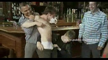 Forte barista gay sexy che punisce