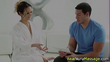 La massaggiatrice Nuru rimbalza wam