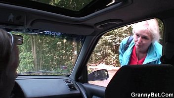 Автостоп, 70-летняя бабушка катается по обочине дороги