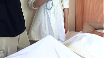 Médico asiático fode dois caras no hospital