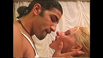 Une blonde sexy sodomisée par un garçon arabe